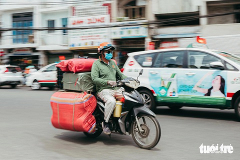 Shipper vừa chạy xe vừa nghe điện thoại vì 'đặc thù công việc'?- Ảnh 2. Shipper chở hàng cồng kềnh, gây nguy hiểm khi tham gia lưu thông tại quận 11, TP.HCM - Ảnh: THANH HIỆP