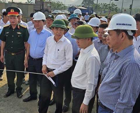 Hoàn thành giải phóng mặt bằng cao tốc Hòa Liên - Túy Loan trước 31-5- Ảnh 1. Ông Nguyễn Văn Quảng, bí thư Thành ủy Đà Nẵng (thứ 2 từ phải qua), kiểm tra tiến độ triển khai dự án cao tốc Hòa Liên - Túy Loan - Ảnh: THỌ QUANG