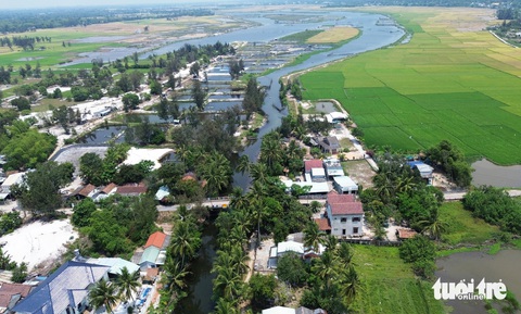 Quảng Nam rót 2.700 tỉ đồng hồi sinh con sông 'không thượng nguồn, chẳng hạ lưu'- Ảnh 6. Sông chảy qua xã Bình Hải, huyện Thăng Bình rất hẹp - Ảnh: LÊ TRUNG