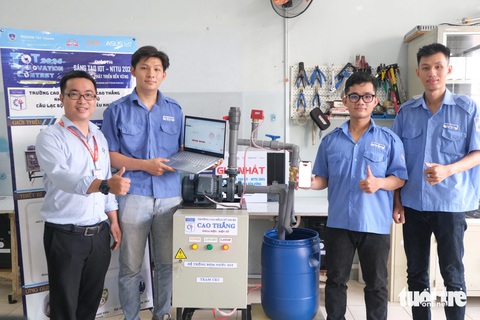 Sinh viên chế tạo hệ thống bơm nước tự động, tiết kiệm 50% điện năng- Ảnh 1. Các chàng trai sinh viên kỹ thuật mong muốn hệ thống này có thể hỗ trợ cho người dân trong việc tưới tiêu, tiết kiệm điện và nước - Ảnh: NGỌC PHƯỢNG