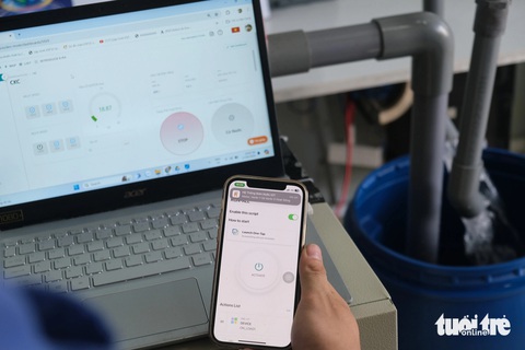 Sinh viên chế tạo hệ thống bơm nước tự động, tiết kiệm 50% điện năng- Ảnh 3. Hệ thống được điều khiển thông qua app E-Ra, người dân có thể dễ dàng sử dụng thông qua điện thoại - Ảnh: NGỌC PHƯỢNG