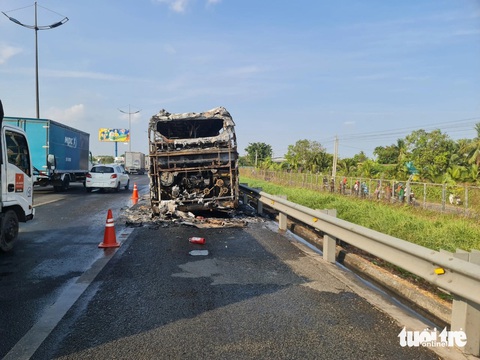 Cháy xe khách giường nằm trên cao tốc TP.HCM - Trung Lương- Ảnh 5. Hiện trường vụ cháy xe khách - Ảnh: H.T.