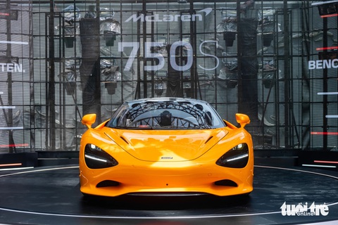 McLaren 750S ra mắt Việt Nam: Giá từ 20 tỉ, mạnh nhất lịch sử hãng- Ảnh 2. Phần đầu xe vẫn giữ thiết kế mở với nhiều hốc gió cỡ lớn ở khu vực cản dưới cũng như hốc đèn pha. Điểm khác biệt nhất là cản trước không còn được sơn màu tương phản hoặc để lộ vân sợi carbon như 720S. Bởi McLaren 750S chỉ có duy nhất lựa chọn sơn đồng màu thân xe.