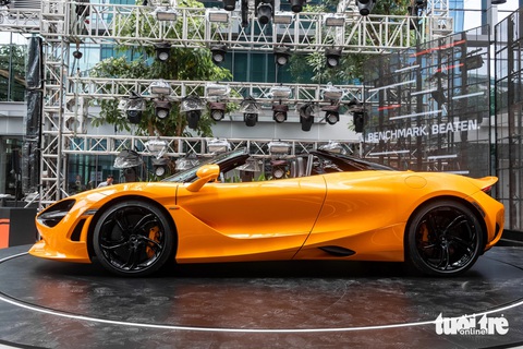 McLaren 750S ra mắt Việt Nam: Giá từ 20 tỉ, mạnh nhất lịch sử hãng- Ảnh 3. Bên hông cũng khá tương tự bản cũ. Điểm khác biệt chủ yếu nằm ở bộ mâm nay được làm từ vật liệu nhẹ. Bốn chiếc vành của 750S nhẹ hơn 13kg so với các tùy chọn mâm xe trên McLaren 720S. Chưa hết, McLaren cho biết 750S nhẹ hơn 30kg so với phiên bản cũ, trọng lượng khô còn 1.281kg. Như vậy, chỉ riêng dàn mâm xe đã giúp giảm một nửa con số trọng lượng trên.