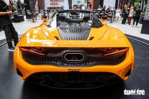 McLaren 750S ra mắt Việt Nam: Giá từ 20 tỉ, mạnh nhất lịch sử hãng- Ảnh 4. Đuôi xe là nơi khác biệt lớn nhất khi cặp ống xả đôi giờ chuyển thành một ống xả lớn đặt chính giữa. Hãng siêu xe Anh Quốc cho biết kích cỡ của cánh gió này lớn hơn trên 720S tới 20%, trọng lượng chỉ vỏn vẹn 1,6kg.