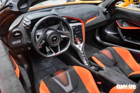 McLaren 750S ra mắt Việt Nam: Giá từ 20 tỉ, mạnh nhất lịch sử hãng- Ảnh 5. Bên trong, McLaren 750S cũng giữ lại nhiều nét của 720S, nhưng đã bỏ đi dạng đồng hồ tốc độ có thể gập xuống. Hai núm điều chỉnh Active Aero vốn đặt ở gần màn hình trung tâm nay chuyển sang ở bên viền đồng hồ tốc độ để có thể dễ thao tác khi lái xe hơn. Một bên chữ