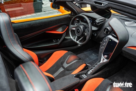 McLaren 750S ra mắt Việt Nam: Giá từ 20 tỉ, mạnh nhất lịch sử hãng- Ảnh 6. Màn hình trung tâm của McLaren 750S tiếp tục là dạng đặt dọc, nay được tích hợp Apple CarPlay. Đây là mẫu McLaren đầu tiên được trang bị tiện ích kết nối này. Trong tương lai, hệ thống này sẽ được bổ sung thêm Android Auto.