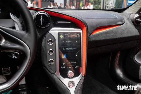 McLaren 750S ra mắt Việt Nam: Giá từ 20 tỉ, mạnh nhất lịch sử hãng- Ảnh 7. Kế bên màn hình giải trí là 3 nút bấm Lauch, Aero (mở cánh gió) và 1 nút có logo McLaren được gọi là MCL (McLaren Control Launcher). Nút MCL là điểm mới trên 750S, giúp người lái truy cập nhanh các