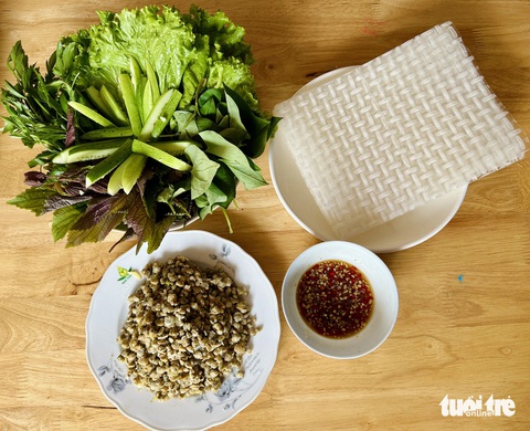 Trăm món ngọt lành con hến miền Tây- Ảnh 5. Hến xào cuốn bánh tráng quen thuộc của người dân miền Tây - Ảnh: ĐẶNG TUYẾT