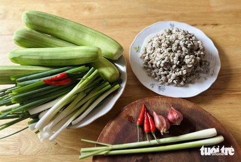 Trăm món ngọt lành con hến miền Tây- Ảnh 7. Từ các nguyên liệu đồng quê như mướp, hành, sả, ớt có thể dễ dàng kết hợp với hến để có món ăn ngon - Ảnh: ĐẶNG TUYẾT