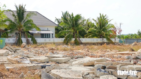 Xây trái phép ở Phú Quốc chỗ tháo dỡ, chỗ chưa: Lãnh đạo địa phương nói gì?- Ảnh 1. UBND TP Phú Quốc rà soát thủ tục để tiếp tục cưỡng chế các căn biệt thự xây dựng trái phép ở ấp Đường Bào, xã Dương Tơ, TP Phú Quốc - Ảnh: CHÍ CÔNG