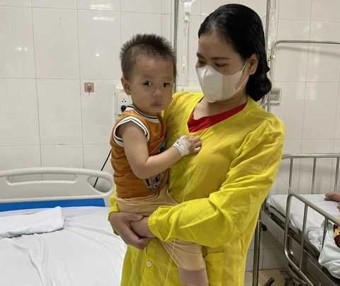Uống phải dầu hỏa, trẻ 20 tháng tuổi suy hô hấp: Cách sơ cứu khi ngộ độc hóa chất- Ảnh 2. Bé ngộ độc hóa chất đã bình phục - Ảnh BVCC