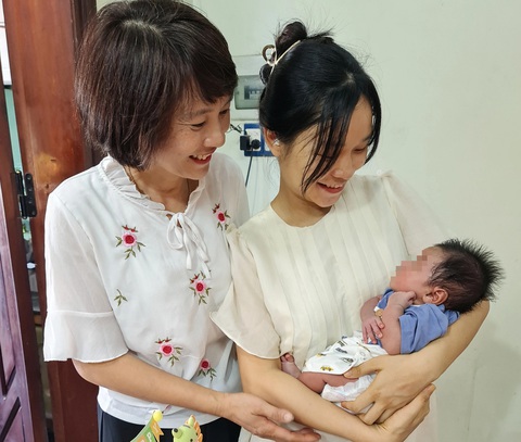 Nghỉ việc chăm con để tránh cảnh con dâu cãi mẹ chồng- Ảnh 1. Để có thể chăm con theo ý, nhiều bà mẹ trẻ chọn tách con khỏi ông bà từ sớm - Ảnh minh họa: TRIỆU VÂN