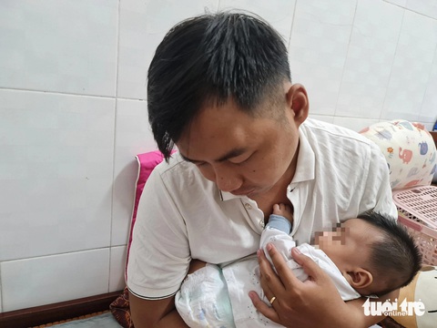 Nghỉ việc chăm con để tránh cảnh con dâu cãi mẹ chồng- Ảnh 3. Nỗi khiếp đảm mất ngủ chăm con - Ảnh minh họa: TRIỆU VÂN