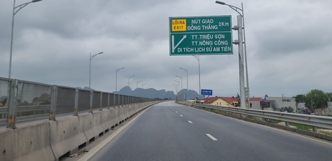 Khai thác 2 nút giao trên cao tốc Mai Sơn - quốc lộ 45 từ ngày 19-4- Ảnh 3. Biển chỉ dẫn trên cao tốc Mai Sơn - quốc lộ 45 đoạn qua tỉnh Thanh Hóa - Ảnh: HÀ ĐỒNG
