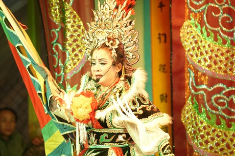 Lý Hải huy động 100 tàu bè, khiến cả ê kíp Lật mặt 7 ‘xanh mặt’ vì say sóng- Ảnh 3. Phim cũng tái hiện cảnh lễ hội ở lăng Thần Nam Hải