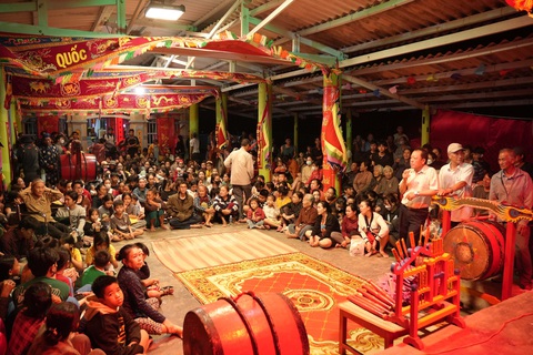 Lý Hải huy động 100 tàu bè, khiến cả ê kíp Lật mặt 7 ‘xanh mặt’ vì say sóng- Ảnh 2. Lý Hải huy động 100 tàu bè, khiến cả ê kíp Lật mặt 7 ‘xanh mặt’ vì say sóng- Ảnh 2.