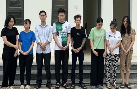 Tạm giam 8 bị can sản xuất, buôn bán thực phẩm chức năng giả quy mô lớn- Ảnh 1. Các bị can vừa bị bắt tạm giam - Ảnh: Công an tỉnh Thanh Hóa cung cấp