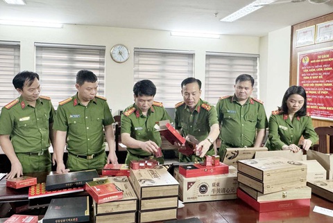 Tạm giam 8 bị can sản xuất, buôn bán thực phẩm chức năng giả quy mô lớn- Ảnh 3. Công an TP Thanh Hóa kiểm tra tang vật vụ án - Ảnh: Công an tỉnh Thanh Hóa cung cấp