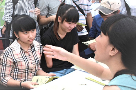 Người làm công tác xã hội với người khuyết tật phải như đang giúp người thân trong gia đình mới có thể gắn bó và làm tốt - Ảnh: Q.L. Người làm công tác xã hội với người khuyết tật phải như đang giúp người thân trong gia đình mới có thể gắn bó và làm tốt - Ảnh: Q.L.