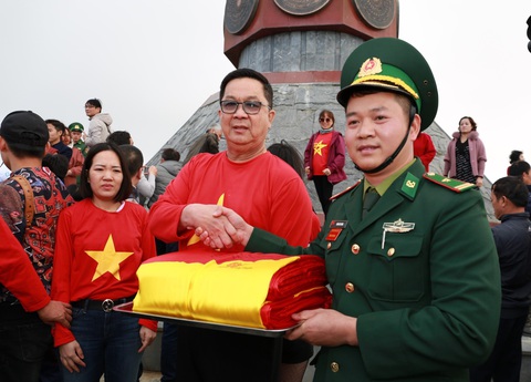 Doanh nhân Thái Lan rưng rưng ôm lá cờ đỏ sao vàng trong buổi chào cờ chia tay Việt Nam- Ảnh 4. Ông Sooksunt Jiumjayswanglerg vinh dự được trao tặng lá cờ 54 mét vuông tại Lũng Cú, Hà Giang
