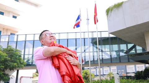 Doanh nhân Thái Lan rưng rưng ôm lá cờ đỏ sao vàng trong buổi chào cờ chia tay Việt Nam- Ảnh 1. Ông Sooksunt Jiumjaiswanglerg với sự tôn kính và nâng niu lá cờ Việt Nam như tình yêu mà ông dành cho đất nước này