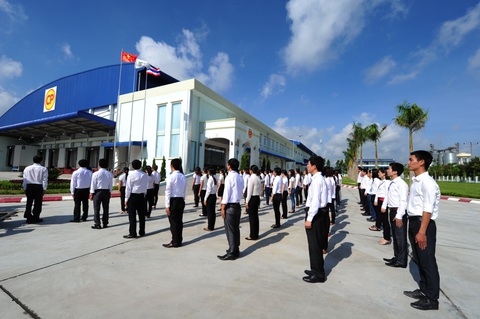 Doanh nhân Thái Lan rưng rưng ôm lá cờ đỏ sao vàng trong buổi chào cờ chia tay Việt Nam- Ảnh 2. Hoạt động chào cờ đầu tuần được thực hiện tại tất cả các chi nhánh CPV