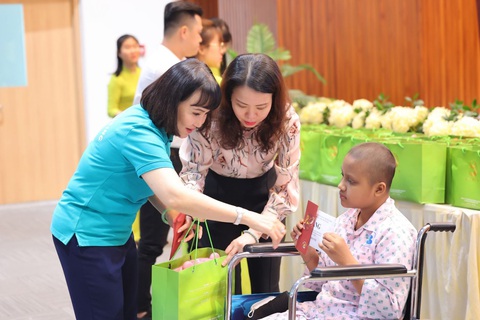 Chân dung nữ doanh nhân Huỳnh Bích Ngọc- Ảnh 5. Ước mong của bà Huỳnh Bích Ngọc là chung tay giúp đỡ các hoàn cảnh khó khăn để họ có thêm ý chí, nghị lực, niềm tin để vượt qua những nghịch cảnh trong cuộc sống - Ảnh: Đ.H