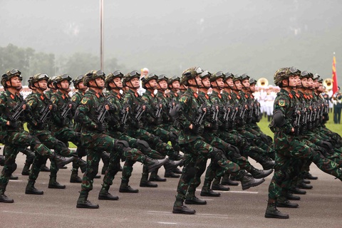 Quân đội tổng duyệt diễu binh, diễu hành Lễ kỷ niệm 70 năm Chiến thắng Điện Biên Phủ- Ảnh 9. Khối chiến sĩ Lục quân - lực lượng nòng cốt của Quân đội nhân dân Việt Nam tiến vào lễ đài - Ảnh: NGUYỄN KHÁNH