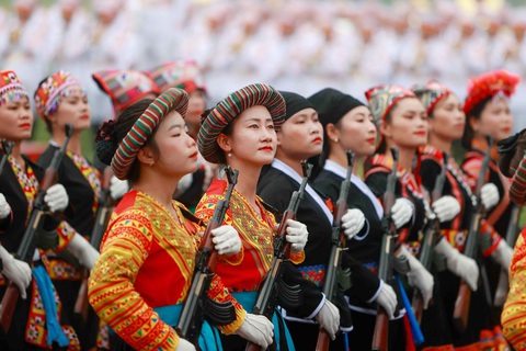 Quân đội tổng duyệt diễu binh, diễu hành Lễ kỷ niệm 70 năm Chiến thắng Điện Biên Phủ- Ảnh 14. Khối Nữ dân quân các dân tộc Tây Bắc tiến vào lễ dài. Nêu cao tinh thần yêu nước, phát huy truyền thống đoàn kết, tự lực, tự cường, nữ dân quân các dân tộc Tây Bắc không quản ngại gian khổ, hy sinh, tích cực tham gia kháng chiến, chăm nuôi bộ đội, thương binh, vận chuyển lương thực, thực phẩm, vũ khí, làm đường giao thông… cùng với phụ nữ cả nước đóng góp hơn 2 triệu ngày công trong Chiến dịch Điện Biên Phủ góp phần làm nên kỳ tích: “Rực trời đất Điện Biên toàn thắng”, kết thúc cuộc kháng chiến ba nghìn ngày không nghỉ - Ảnh: NGUYỄN KHÁNH