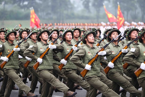 Quân đội tổng duyệt diễu binh, diễu hành Lễ kỷ niệm 70 năm Chiến thắng Điện Biên Phủ- Ảnh 6. Khối chiến sĩ Điện Biên di chuyển vào lễ đài. Với các Đại đoàn: 308 - Quân Tiên phong; Đại đoàn 312 - Chiến thắng; Đại đoàn 316 - Bông Lau; Đại đoàn 304 - Vinh Quang; Đại đoàn Công pháo 351 và Trung đoàn Pháo cao xạ 367, góp phần làm nên Chiến thắng Điện Biên Phủ. Đây là nòng cốt để xây dựng các quân đoàn chủ lực, lực lượng pháo binh, công binh, phòng không của Quân đội ta - Ảnh: NGUYỄN KHÁNH