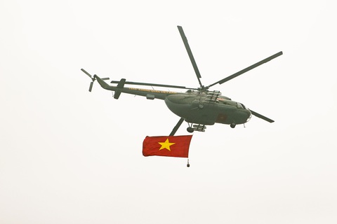 Quân đội tổng duyệt diễu binh, diễu hành Lễ kỷ niệm 70 năm Chiến thắng Điện Biên Phủ- Ảnh 5. Biên đội trực thăng vũ trang thuộc Quân chủng Phòng không - Không quân, Quân đội nhân dân Việt Nam mang theo cờ Đảng, cờ Tổ quốc Việt Nam tượng trưng cho lý tưởng, niềm tin, bản lĩnh, trí tuệ, sức mạnh to lớn của khối đại đoàn kết toàn dân tộc dưới sự lãnh của Đảng Cộng sản Việt Nam và Chủ tịch Hồ Chí Minh đã làm nên chiến thắng lịch sử “Lừng lẫy năm châu, chấn động địa cầu” để đất nước nở hoa độc lập, phồn vinh, hạnh phúc - Ảnh: NGUYỄN KHÁNH