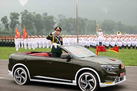 Quân đội tổng duyệt diễu binh, diễu hành Lễ kỷ niệm 70 năm Chiến thắng Điện Biên Phủ- Ảnh 1. Khối Quân kỳ do trung tướng Nguyễn Trọng Bình, phó tổng tham mưu trưởng Quân đội nhân dân Việt Nam, chỉ huy, dẫn đầu các khối đại diện cho lực lượng Quân đội nhân dân và Dân quân tự vệ đang tiến vào lễ đài - Ảnh: NGUYỄN KHÁNH