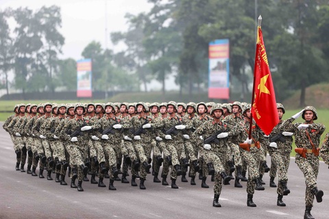 Quân đội tổng duyệt diễu binh, diễu hành Lễ kỷ niệm 70 năm Chiến thắng Điện Biên Phủ- Ảnh 3. Khối chiến sĩ đặc công tiến vào lễ đài. Với truyền thống