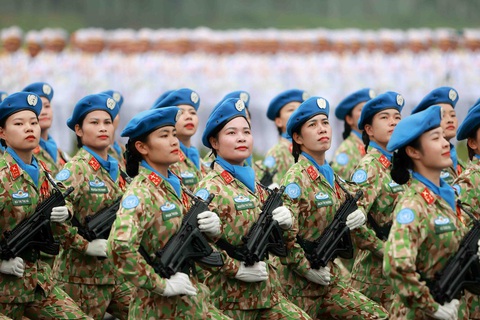 Quân đội tổng duyệt diễu binh, diễu hành Lễ kỷ niệm 70 năm Chiến thắng Điện Biên Phủ- Ảnh 8. Khối Nữ lực lượng gìn giữ hòa bình của Quân đội nhân dân Việt Nam tiến vào lễ đài. Hành trình 10 năm xây dựng, trưởng thành, các lực lượng gìn giữ hòa bình Việt Nam luôn quán triệt sâu sắc đường lối đối ngoại của Đảng, nêu cao tinh thần độc lập, tự chủ, hòa bình, hữu nghị, hợp tác và phát triển, hoàn thành xuất sắc mọi nhiệm vụ; khẳng định Việt Nam là bạn, là đối tác tin cậy, thành viên có trách nhiệm của cộng đồng quốc tế, để lại nhiều ấn tượng, tình cảm tốt đẹp về đất nước, con người Việt Nam với bè bạn năm châu, đồng nghiệp quốc tế và người dân địa phương - Ảnh: NGUYỄN KHÁNH