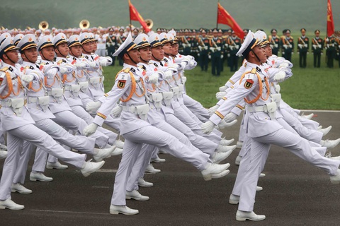 Quân đội tổng duyệt diễu binh, diễu hành Lễ kỷ niệm 70 năm Chiến thắng Điện Biên Phủ- Ảnh 12. Khối sĩ quan Hải quân nhân dân Việt Nam. Trải qua gần 70 năm xây dựng, trưởng thành, Hải quân nhân dân Việt Nam được tôi luyện, phát triển, ngày càng lớn mạnh, chiến đấu, chiến thắng vẻ vang, lập nhiều chiến công xuất sắc, đặc biệt xuất sắc, làm nòng cốt quản lý, bảo vệ vững chắc chủ quyền biển, đảo, thềm lục địa, xây đắp nên truyền thống: