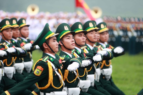 Quân đội tổng duyệt diễu binh, diễu hành Lễ kỷ niệm 70 năm Chiến thắng Điện Biên Phủ- Ảnh 10. Khối sĩ quan Biên phòng tiến vào lễ đài. Trong suốt 65 năm qua, Bộ đội biên phòng luôn tận trung với Đảng, tận hiếu với dân, sẵn sàng chiến đấu hy sinh vì sự nghiệp bảo vệ toàn vẹn lãnh thổ, an ninh biên giới quốc gia; xây dựng đường biên giới hòa bình, hữu nghị, hợp tác, phát triển với các nước láng giềng; ra sức học tập, rèn luyện, nâng cao bản lĩnh chính trị, chuyên môn, nghiệp vụ, hoàn thành tốt mọi nhiệm vụ, xứng đáng là đơn vị 2 lần được phong tặng danh hiệu Anh hùng lực lượng vũ trang nhân dân - Ảnh: NGUYỄN KHÁNH