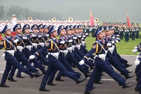 Quân đội tổng duyệt diễu binh, diễu hành Lễ kỷ niệm 70 năm Chiến thắng Điện Biên Phủ- Ảnh 13. Khối sĩ quan Cảnh sát biển Việt Nam đang tiến vào lễ đài. Cảnh sát biển Việt Nam - lực lượng chuyên trách, nòng cốt thực thi pháp luật, bảo vệ an ninh quốc gia, trật tự an toàn; quyền, lợi ích hợp pháp, chính đáng của Việt Nam trên biển; đấu tranh với các loại tội phạm và vi phạm pháp luật, góp phần phát triển bền vững kinh tế biển, bảo vệ vững chắc chủ quyền biển đảo - Ảnh: NGUYỄN KHÁNH