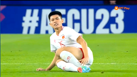 Nguyễn Đình Bắc lật cổ chân, khả năng lỡ vòng bảng VCK U23 châu Á 2024- Ảnh 2. Đình Bắc đau đớn khi bị chấn thương và sau đó phải rời sân - Ảnh chụp màn hình