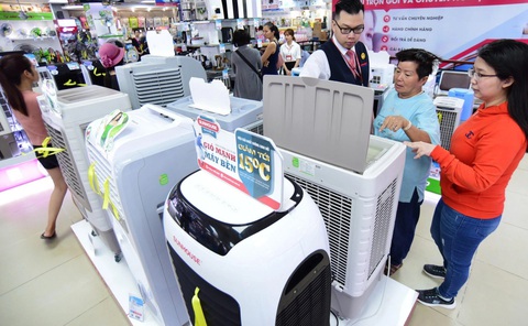 Nở rộ 'xài trước trả sau', từ mua hàng điện máy đến khám bệnh- Ảnh 1. Hiện nay, các nhà bán lẻ đang bắt tay với các tổ chức tài chính để triển khai hình thức mua trước trả sau - Trong ảnh: Người dân chọn mua hàng tại một trung tâm điện máy - Ảnh: QUANG ĐỊNH