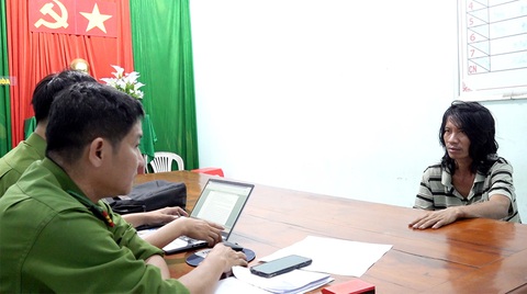 Đánh cậu ruột tử vong vì bị la mắng ăn nhậu- Ảnh 1. Nguyễn Văn Phương đến công an đầu thú sau khi đánh cậu ruột tử vong vì bị la mắng ăn nhậu - Ảnh: TIẾN VĂN
