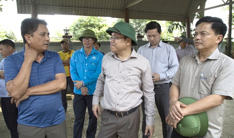 Ông Lê Đức Tiến (giữa) - phó chủ tịch UBND tỉnh Quảng Trị - trao đổi với ông Nguyễn Vĩnh (trái), một trong ba hộ dân vướng khó để bàn phương án giải quyết - Ảnh: HOÀNG TÁO Ông Lê Đức Tiến (giữa) - phó chủ tịch UBND tỉnh Quảng Trị - trao đổi với ông Nguyễn Vĩnh (trái), một trong ba hộ dân vướng khó để bàn phương án giải quyết - Ảnh: HOÀNG TÁO