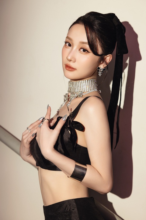 Jun Vũ hở bạo, khoe vòng eo 'siêu thực' tại sự kiện- Ảnh 1. Jun Vũ