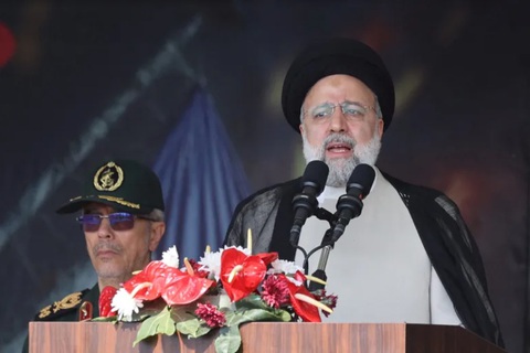 Iran cảnh báo phản ứng quyết liệt nếu Israel đáp trả- Ảnh 1. Tổng thống Iran Ebrahim Raisi phát biểu tại buổi lễ duyệt binh ở Tehran ngày 17-4 - Ảnh: REUTERS