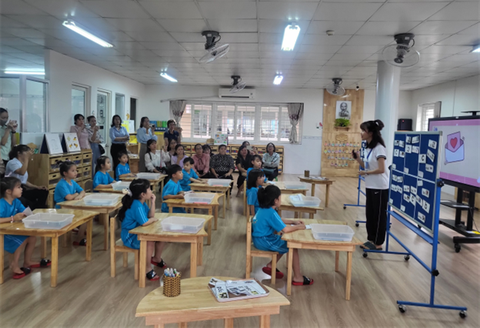TP.HCM mở lớp tiểu học giả định để trẻ mầm non sẵn sàng vào lớp 1- Ảnh 2. Lớp tiểu học giả định tại Trường mầm non TP - Ảnh: MỸ DUNG