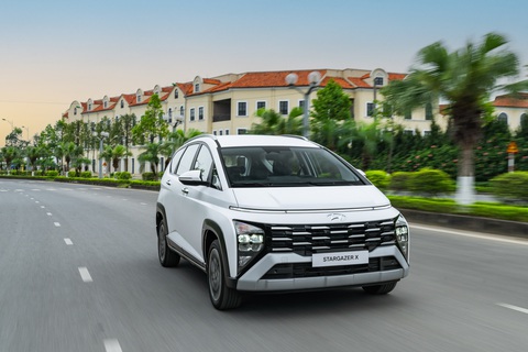 Hyundai Stargazer 2024 ra mắt Việt Nam, giá từ 489 triệu rẻ nhất phân khúc- Ảnh 1. Tại Việt Nam, Hyundai Stargazer 2024 được phân phối với 3 phiên bản gồm Stargazer Tiêu chuẩn, Stargazer X và Stargazer X Cao cấp. Giá bán lần lượt là 489 triệu, 559 triệu và 599 triệu đồng. Như vậy, Hyundai Stargazer có giá niêm yết thấp nhất phân khúc. Giá Suzuki Ertiga từ 538 triệu đồng. Mitsubishi Xpander số sàn có giá 560 triệu đồng.