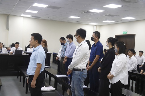 Xét xử cựu chủ tịch Vimedimex: Tòa trả hồ sơ yêu cầu xem xét trách nhiệm một số cán bộ- Ảnh 1. Các bị cáo tại tòa - Ảnh: DANH TRỌNG