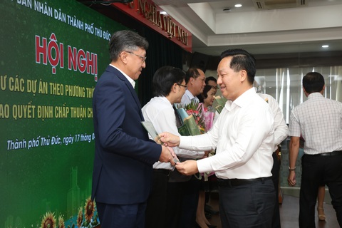 TP Thủ Đức kêu gọi đầu tư 11 dự án PPP- Ảnh 3. Chủ tịch UBND TP Thủ Đức Hoàng Tùng trao quyết định chấp thuận chủ trương đầu tư - Ảnh: THẢO LÊ