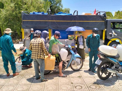 Long An công bố xâm nhập mặn thuộc rủi ro thiên tai cấp độ 4- Ảnh 1. Hàng ngàn hộ dân ở Long An thiếu nước sinh hoạt do xâm nhập mặn kéo dài - Ảnh: AN LONG