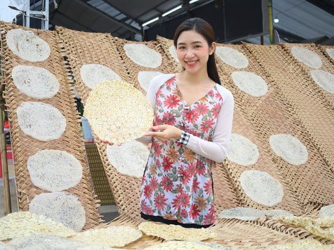 Hàng ngàn người đến thưởng thức bánh dân gian Nam Bộ trong đêm khai mạc- Ảnh 3. Tái hiện làng bánh tráng Thuận Hưng để du khách tham quan, chụp ảnh